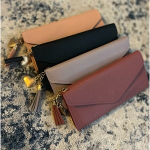 Women’s synthetic PU leather continental fold-over wallet.